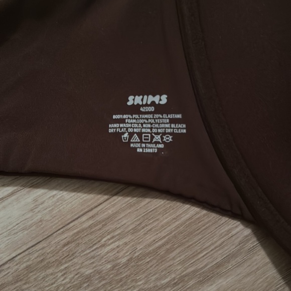 SKIMS Fits Everybody T-Shirt Demi Bra size 42DDD - Picture 3 of 5